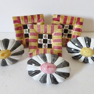 vintage bouton en céramique MacKenzie Childs – poignée de tiroir floral rose rayé peint à la main image 10