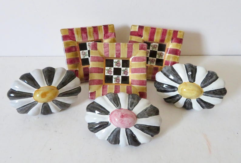 vintage bouton en céramique MacKenzie Childs – poignée de tiroir floral rose rayé peint à la main image 10