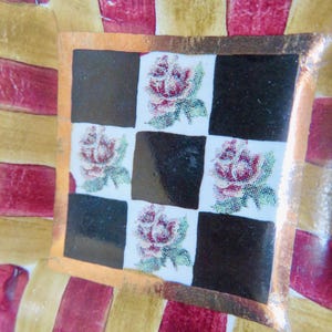 Peut inclure: Panneau en bois rustique avec l'inscription "Welcome to our home" en lettres blanches. Le panneau pr&eacute;sente une finition vieillie et un design simple et accueillant, id&eacute;al pour un porche ou une entr&eacute;e.