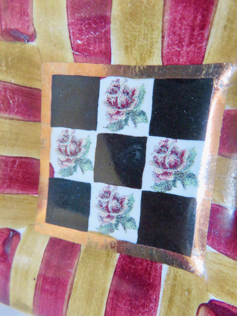 Peut inclure: Panneau en bois rustique avec l'inscription "Welcome to our home" en lettres blanches. Le panneau pr&eacute;sente une finition vieillie et un design simple et accueillant, id&eacute;al pour un porche ou une entr&eacute;e.