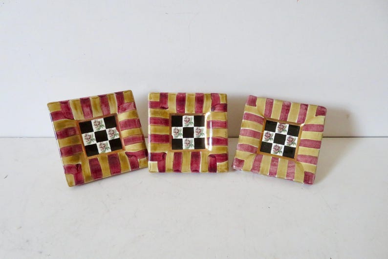 Peut inclure: Une tasse en c&eacute;ramique blanche avec une anse noire et le texte "But First, Coffee" en gras noir. La tasse est pos&eacute;e sur un fond flou, sugg&eacute;rant un cadre chaleureux.