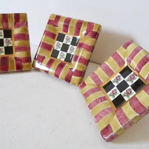 vintage bouton en céramique MacKenzie Childs – poignée de tiroir floral rose rayé peint à la main image 3