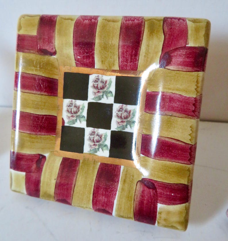 Peut inclure: Une tasse en c&eacute;ramique blanche avec une anse noire et le texte "But First, Coffee" en gras noir. La tasse est pos&eacute;e sur un fond flou, soulignant son design &eacute;pur&eacute;.