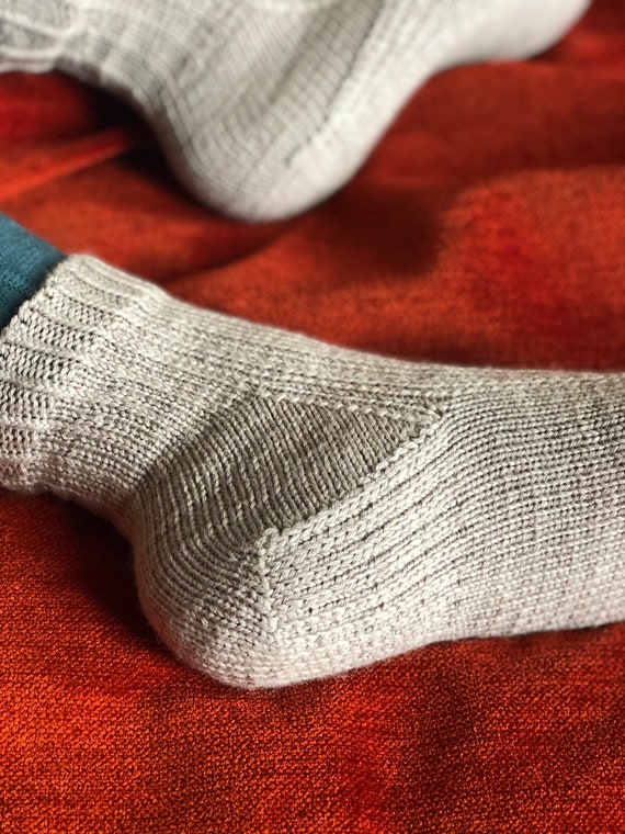 Modèle de chaussettes à tricoter Walk Good Socks par heybrownberry Toe Up 3  tailles - Etsy France