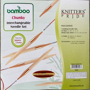 Peut inclure: Un ensemble d'aiguilles interchangeables épaisses en bambou de Knitter's Pride. L'ensemble comprend cinq pointes d'aiguilles à tricoter de tailles US 10, 10.5, 11, 13 et 15, avec des connecteurs plaqués or. Il comprend également trois cordons de 60 cm, 80 cm et 100 cm.