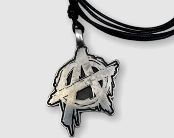 "Handgemachter ""Anarchy"" Punk-Logo-Anhänger." Oxidierte bleifreie Zinn Anarchie Anhänger. Perfektes Geschenk für Rocker