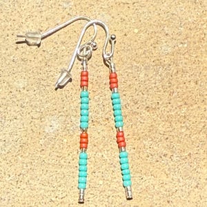Boucles d'oreilles à tige unique faites main indigènes et uniques Terra Cotta & Turq