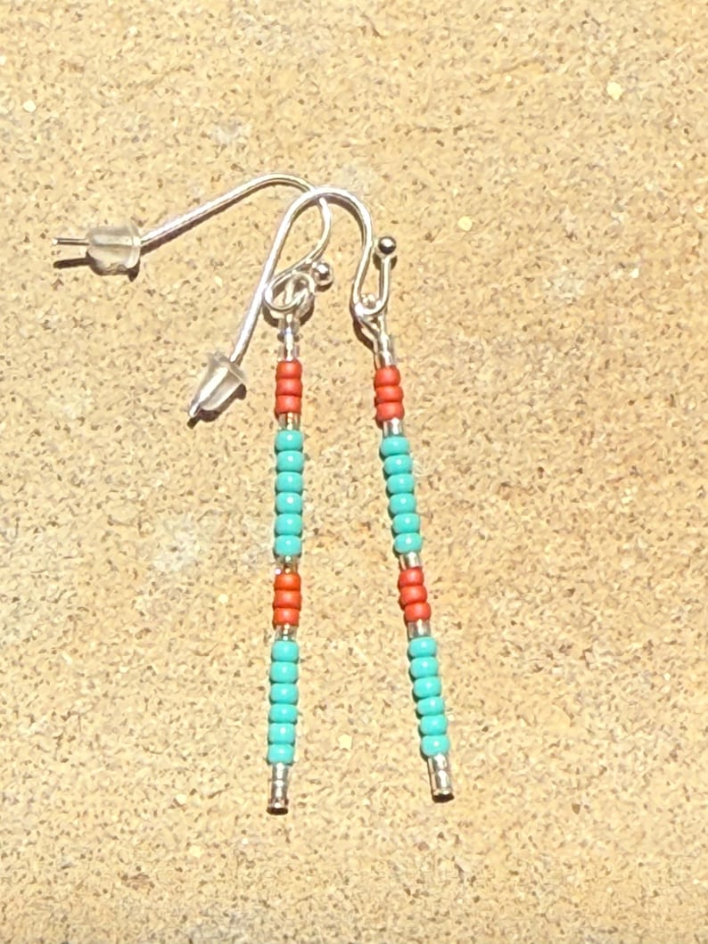 Boucles d'oreilles à tige unique faites main indigènes et uniques Terra Cotta & Turq