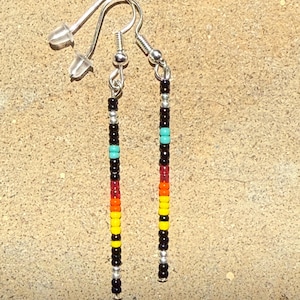 Boucles d'oreilles à tige unique faites main indigènes et uniques Black Native Flame