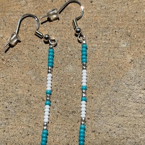Boucles d'oreilles à tige unique faites main indigènes et uniques Turq Blue w/White