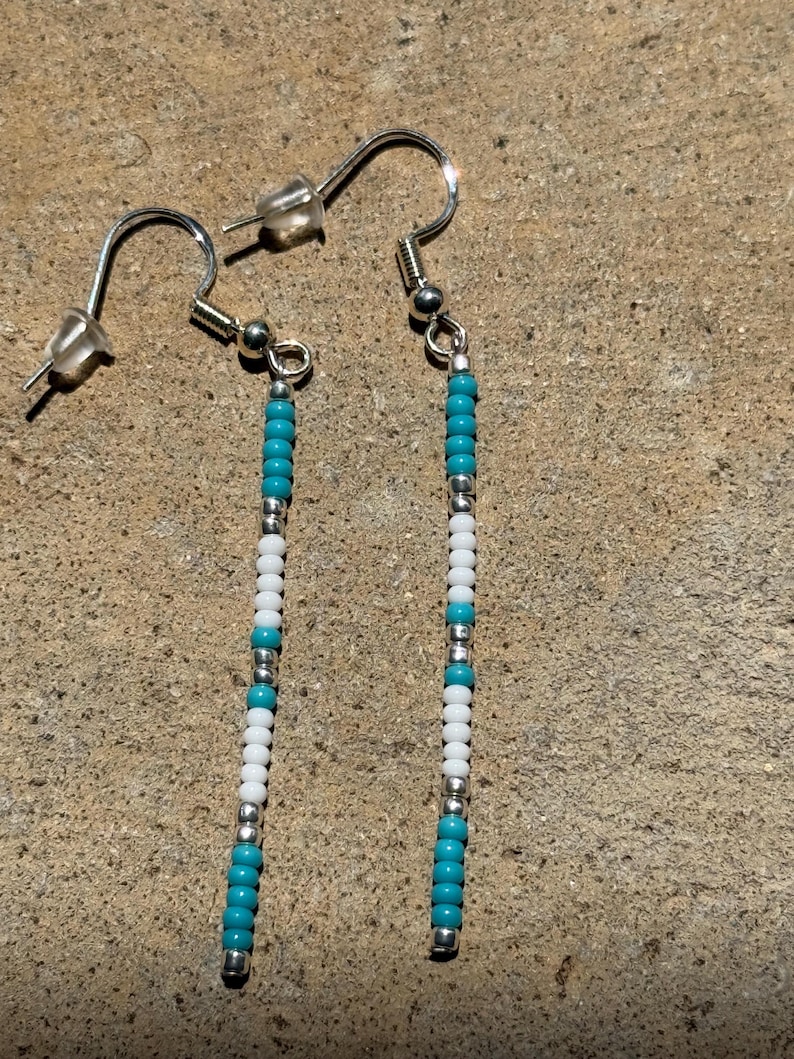 Boucles d'oreilles à tige unique faites main indigènes et uniques Turq Blue w/White