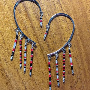 Boucles d'oreilles en perles de style tour d'oreille : uniques avec des couleurs indigènes et MMIW
