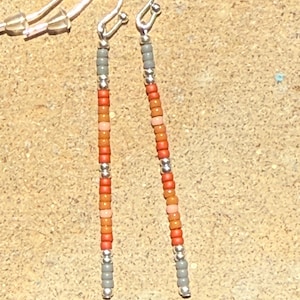 Boucles d'oreilles à tige unique faites main indigènes et uniques Gray w/Burnt Orange