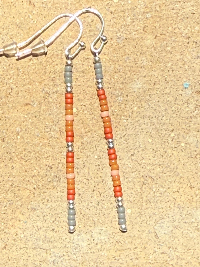 Boucles d'oreilles à tige unique faites main indigènes et uniques Gray w/Burnt Orange