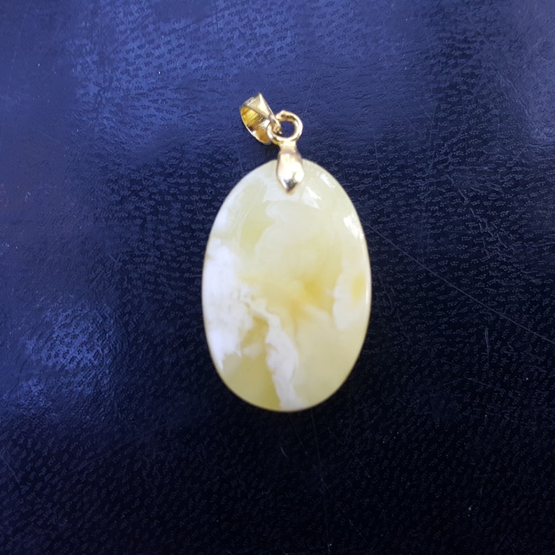 Pendant from natural baltic amber stone Natural amber 100/%