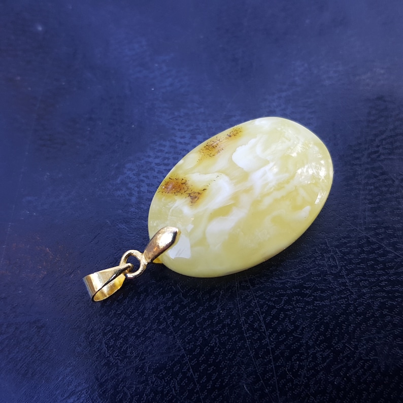 Pendant from natural baltic amber stone Natural amber 100/%