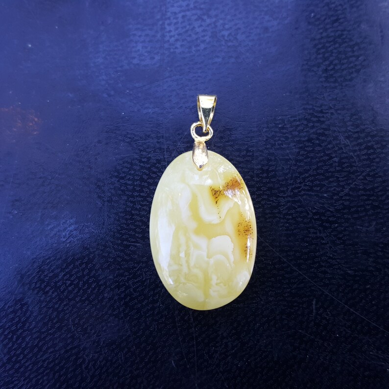 Pendant from natural baltic amber stone Natural amber 100/%
