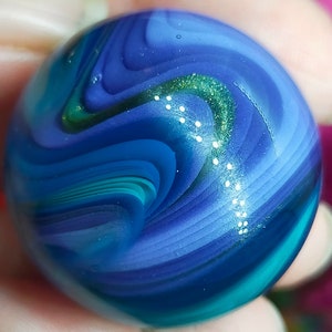 Borosilicate glass marble with beautiful intense colors and sparkles!