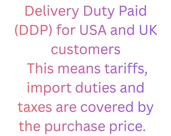 Könnte beinhalten: Eine weiße Grafik mit einem Farbverlaufstext, der lautet: Delivery Duty Paid (DDP) for USA and UK customers. This means tariffs, import duties and taxes are covered by the purchase price. Der Text hat einen Farbverlauf von Pink zu Lila.
