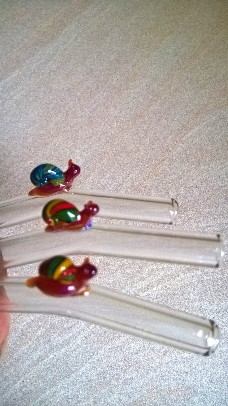 Pyrex glass drinking straws with snails, very cute and colorful! Approximately 9.5mm diameter and 20cm long. Price is for one straw
