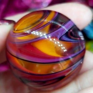 Handgjord marmor, tillverkad av borosilikatglas, vackra rubinröda, fuchsia, orangea och blå färger. 35 mm