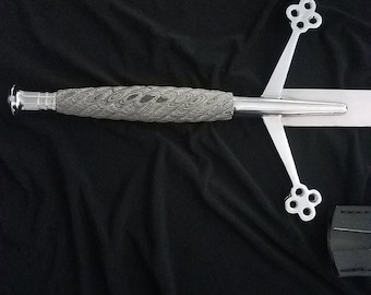 Espada Claymore escocesa personalizada: hoja grabada a medida, lista para exhibir.