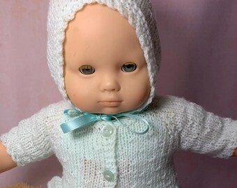 194 小さな赤ちゃんのための繊細で魅力的な衣装。ボンネット、セーター、ブーティ、ロンパースはオーダーメイドです。