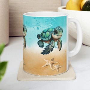 Taza de café de cerámica con diseño de tortuga marina bebé y playa.