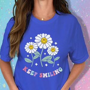 Keep Smiling T-Shirt, Happy Daisy Tee, Retro Flower Shirt, Flower Power Tshirt, Hippie Mama Shirt, Groovy Vibes T-Shirt, Boho Vintage Tee