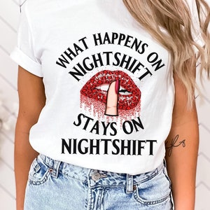 Könnte beinhalten: Weißes T-Shirt mit einem roten Glitzerlippen-Motiv und dem Text "What Happens On Nightshift Stays On Nightshift".