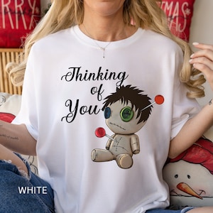 あなたを想うTシャツ、面白いブードゥー人形Tシャツ、黒魔術Tシャツ、不気味な人形、復讐人形Tシャツ、ニューオーリンズ、あなたに呪文をかける