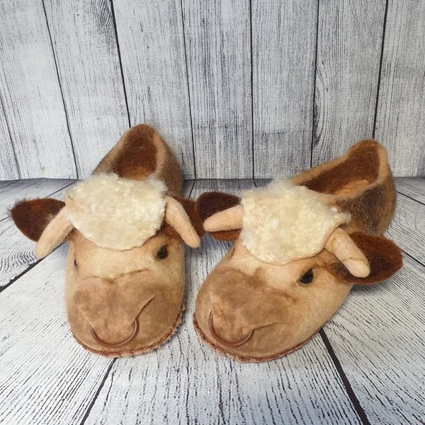 Female and male slippers are Bull. Felt Slippers. Wool Home shoes.Leather.Gefilzte hausschuhe pferd.Good gift.