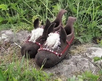 Damen-Hausschuhe aus Wollfilz Pferd mit Ledersohlen. Filzhausschuhe Wolle Heimschuhe.Leder.Sabo Pferde. Ein Geschenk für ein Kind