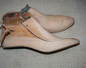 Überreste der Schuhleistenfabrik aus Holz. Schuhe, Form für Schuhe, Schuhpolster.Schuhleisten.Letzte Paare.Versandfertig!