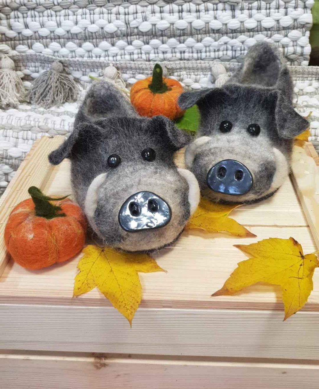 Les pantoufles pour femmes et pour hommes sont en forme de