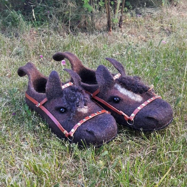 Women's.Felt Slippers.Wool felted slippers horses with leather soles.Wool Home Shoes.Leather.Gefilzte hausschuhe pferd.