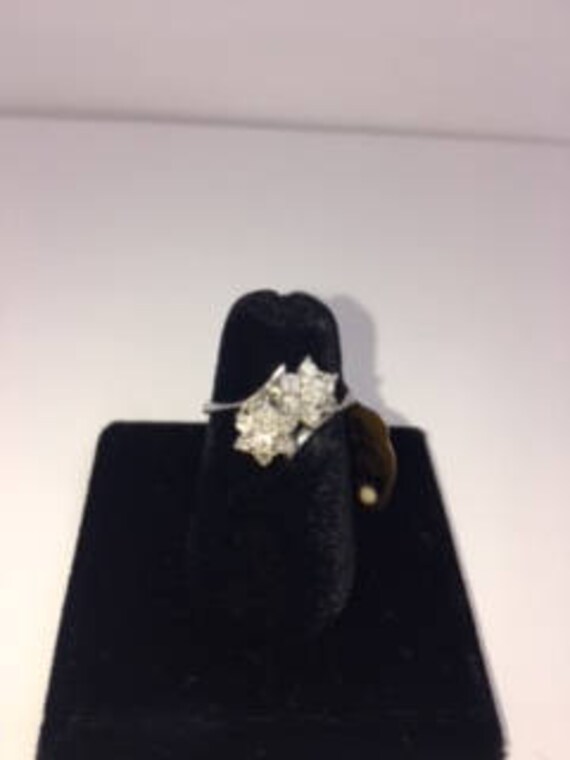 14k white gold and diamond flowers ring