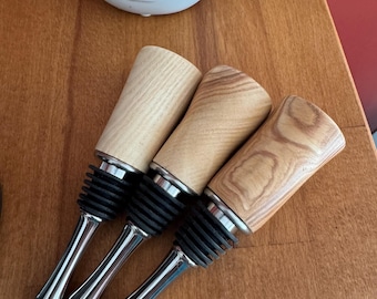 Tapón de vino fabricado en fresno y acero inoxidable.