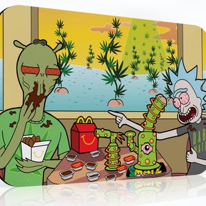 Könnte beinhalten: Ein grüner Außerirdischer mit roten Augen und einem grünen Hemd isst Chicken Nuggets. Ein Comic-Charakter mit blauen Haaren und roten Augen hält eine grüne Bong. Beide sitzen an einem Tisch mit einer roten und gelben McDonald's-Box und mehreren Behältern mit Dipsauce. Der Hintergrund ist eine gelbe und blaue Landschaft mit grünen Marihuana-Pflanzen.
