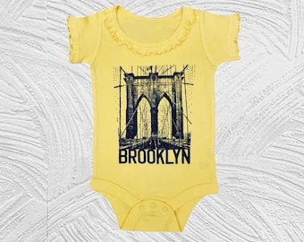 Body bébé jaune à volants avec pont de Brooklyn.