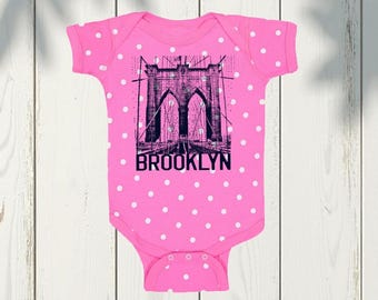 Body bébé Brooklyn à pois framboise.
