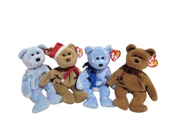 Mütze für Babies. Vintage Stofftiere. Issy Mexico City, Dallas, Punta Mita 2001, Teddy 1995, Urlaubsteddy 1999, Teddy 1997.