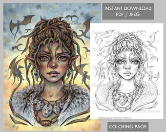 Puede incluir: Una página para colorear con una ilustración detallada de una elfa femenina con piel verde, cabello castaño y grandes ojos dorados. Lleva un collar con varios colgantes redondos y un abrigo de piel. La elfa está rodeada de pequeños dragones voladores. La imagen está en blanco y negro, lista para ser coloreada.