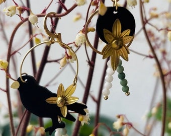 Boucles d’oreilles dépareillées et asymétriques Birds dans les fleurs en chambre à air recyclé, boucles oiseau