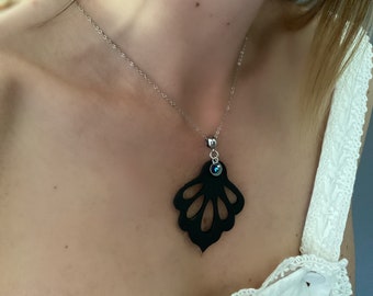 collana lunga in camera d'aria riciclata, perle Swarovski e acciaio inossidabile