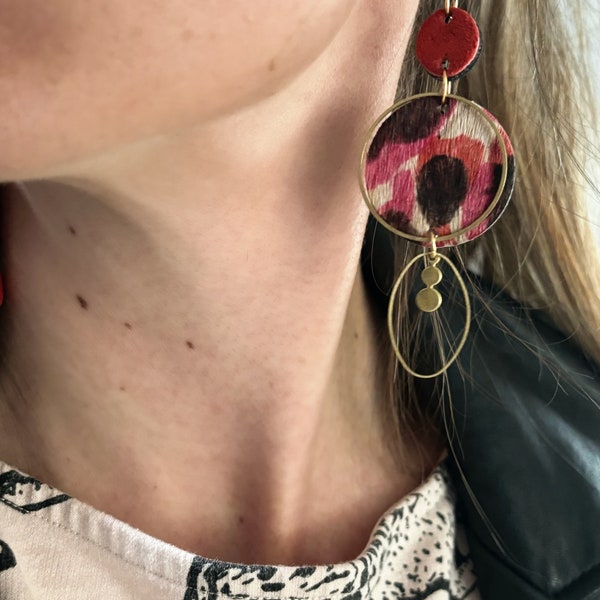 Avant j’étais une paire des baskets  ,Boucles d’oreilles asymétriques en cuir recyclé des baskets , léopard,rouges,Bo cuir