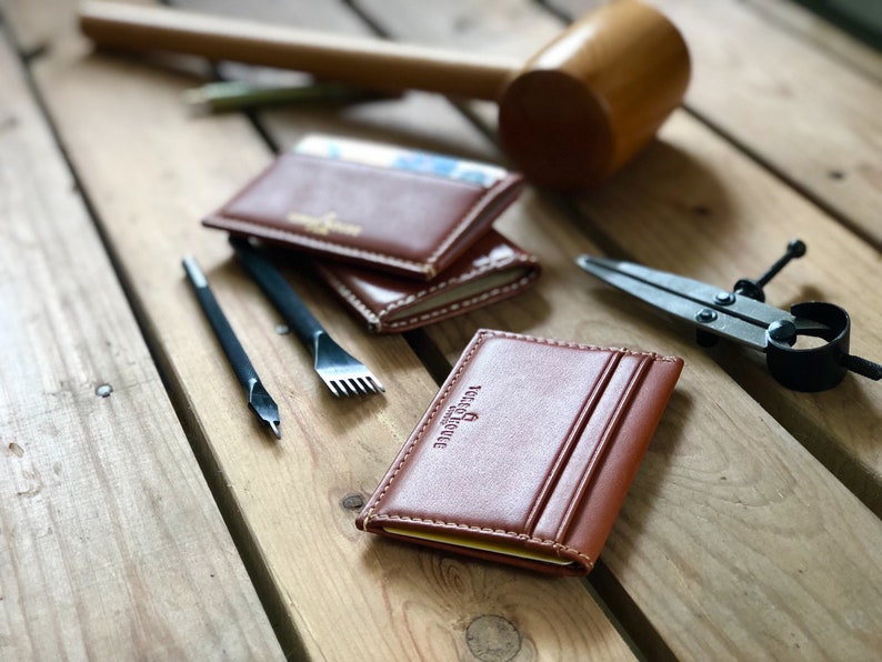 Cartera de cuero delgada personalizada con monograma imagen 5