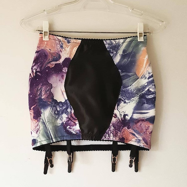 Vivienne Open Bottom Mieder - Größe 12 in 'Galaxy Marble' Druck