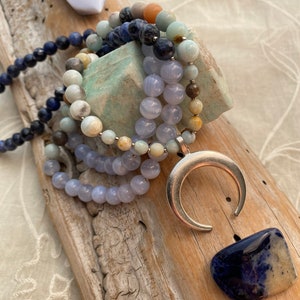 BLUE CALM Mala Kette | Blue Ombre Sodalith, Blauer Spitzen Achat & Amazonit Mala Halskette | 108 Perlen oder mittlere Länge Mala | Meditations Schmuck