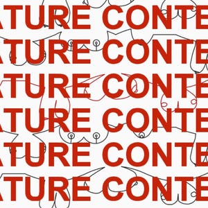 Könnte beinhalten: Ein weißer Hintergrund mit den Worten "Mature Content", die sechsmal in roter Schrift wiederholt werden. Die Wörter sind in einem versetzten Muster angeordnet, wobei jede Zeile leicht gegenüber der darüber liegenden Zeile versetzt ist.